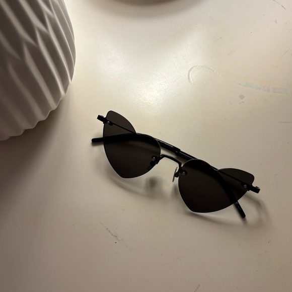 AUTHENTIC SAINT LAURENT Lou Lou sunglasses - Picture 2 of 5